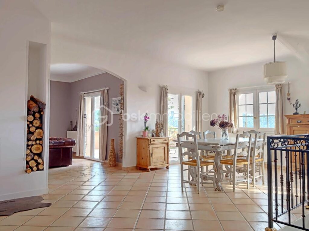 A VENDRE, PUYVERT, MAS DE 150 M² ENVIRON ET SURFACE A AMENAGER DE PLUS DE 100 m² AVEC PISCINE, POOL HOUSE SUR TERRAIN DE 2360 M² – 8 pièces – 3 chambres – 150 m²