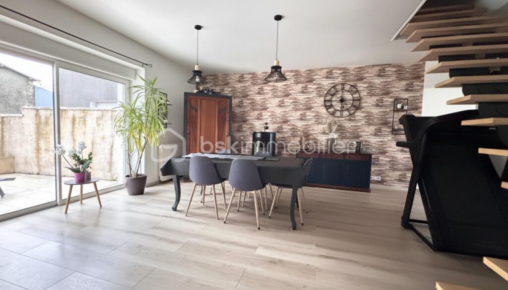 Longère avec vue dur la vallée – 6 pièces – 3 chambres – 200 m²