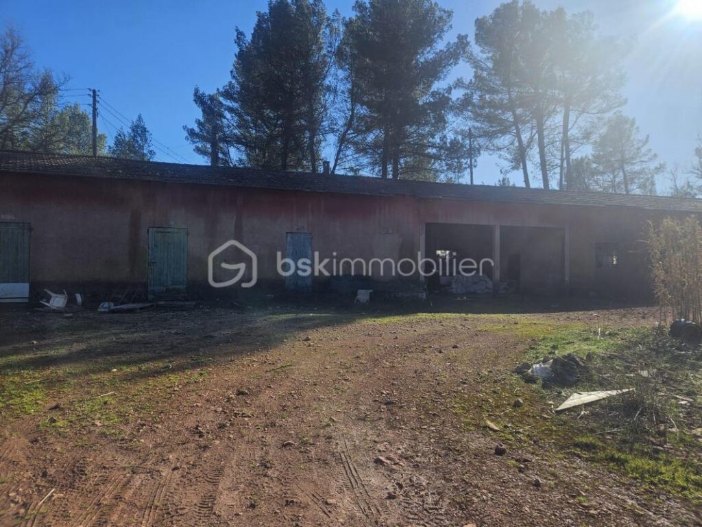 Propriété à rénover dans un cadre exceptionnel – Massif de la Sainte-Baume – 10 pièces – 6 chambres – 220 m²