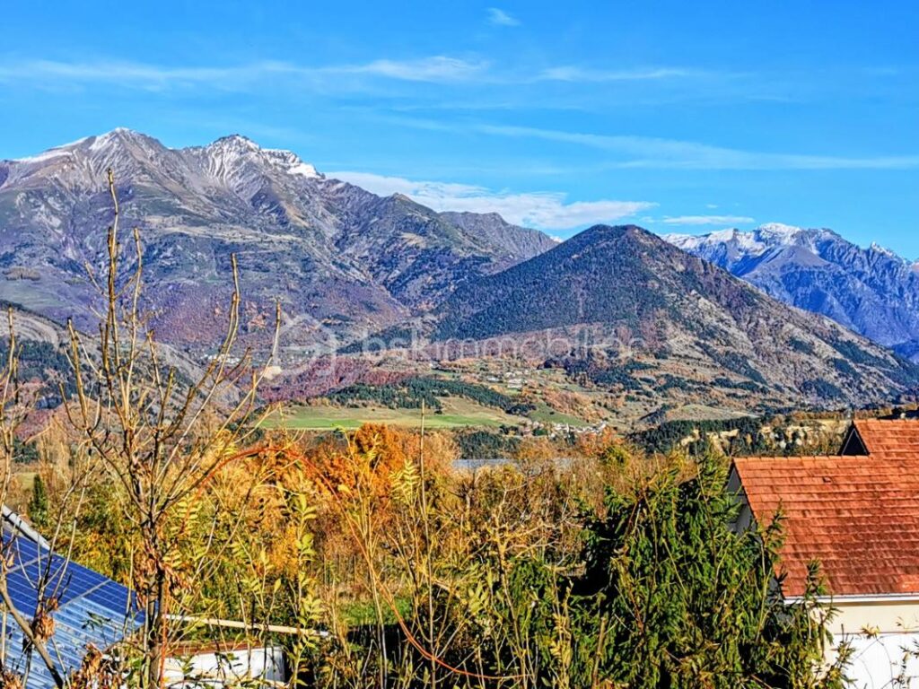 LA MURE SUD (38350) – VUE SUR L’OBIOU – Sur une parcelle de 1 380m², Grande MAISON FAMILIALE de 222 m² + 229 m² de dépendances – 10 pièces – 5 chambres – 222 m²