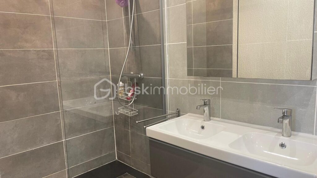 Vue imprenable sur Paris et la TOUR EIFFEL – Exposition SUD-Est – Grand Salon baigner de LUMIERE – 3 pièces – 2 chambres – 70 m²