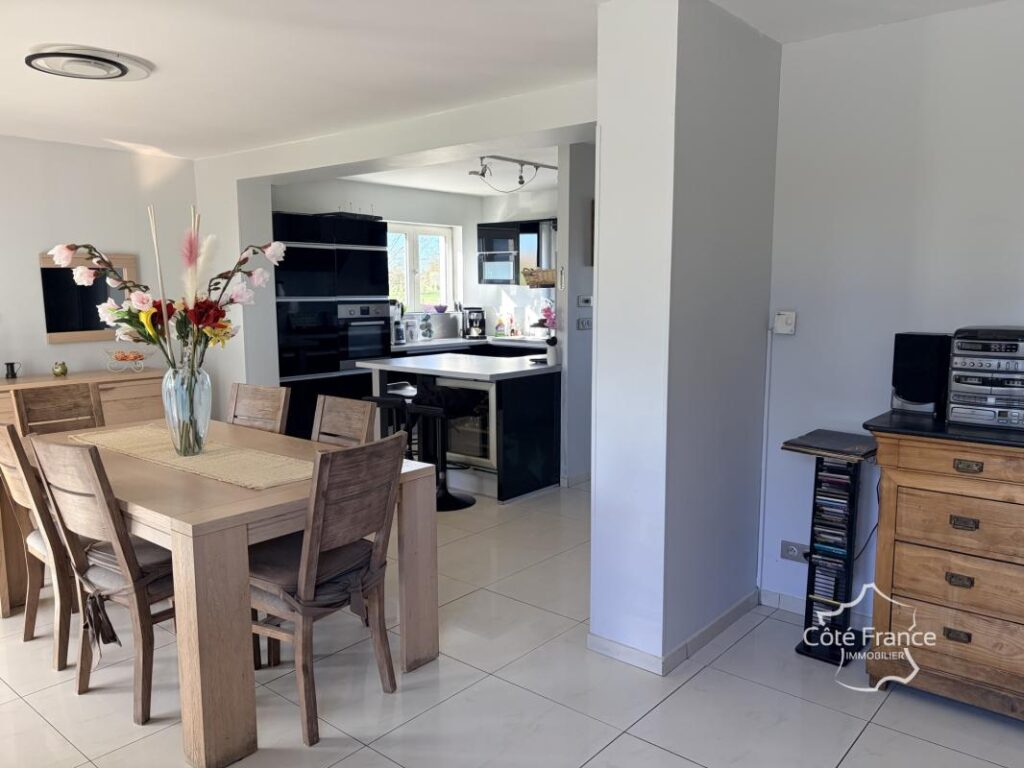 Maison 6 pièces 143 m2 1 880 m2 de terrain Bersillies (5 – 6 pièces – 4 chambres – 143 m²