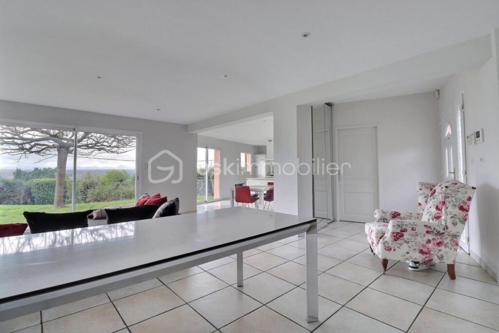 Villa 193m² Thiers 63300 – 6 pièces – 4 chambres – 193 m²