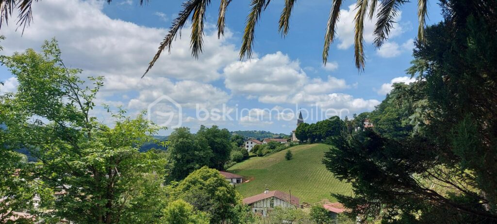 Maison traditionnelle de 240m² à rénover sur une parcelle de 2700m² face aux montagnes – 10 pièces – 7 chambres – 240 m²