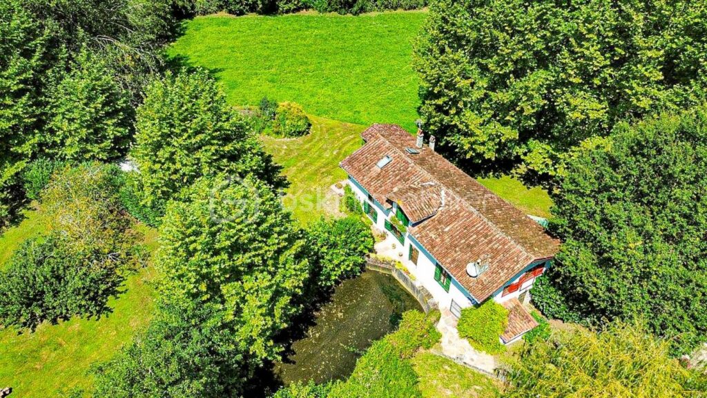Ancien moulin sur un terrain plat de 8023m² proche du centre ville d’Hasparren ! – 6 pièces – 4 chambres – 128 m²