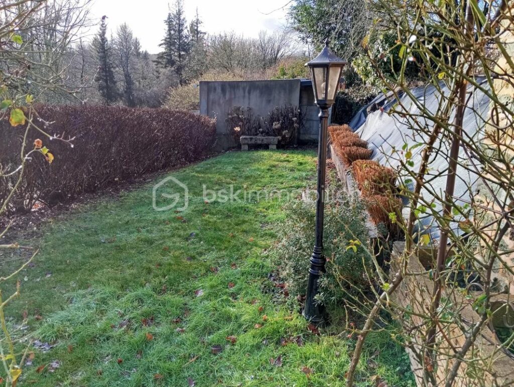 Maison habitable ** bourg callac** terrain**dépendances – 4 pièces – 2 chambres – 53 m²