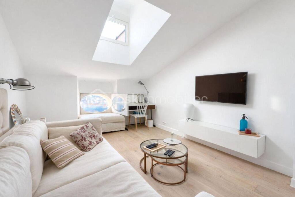 CANNES MONTROSE – STUDIO REFAIT A NEUF – VUE MER PANORAMIQUE – DERNIER ETAGE – 1 pièce – 1 chambre – 18 m²