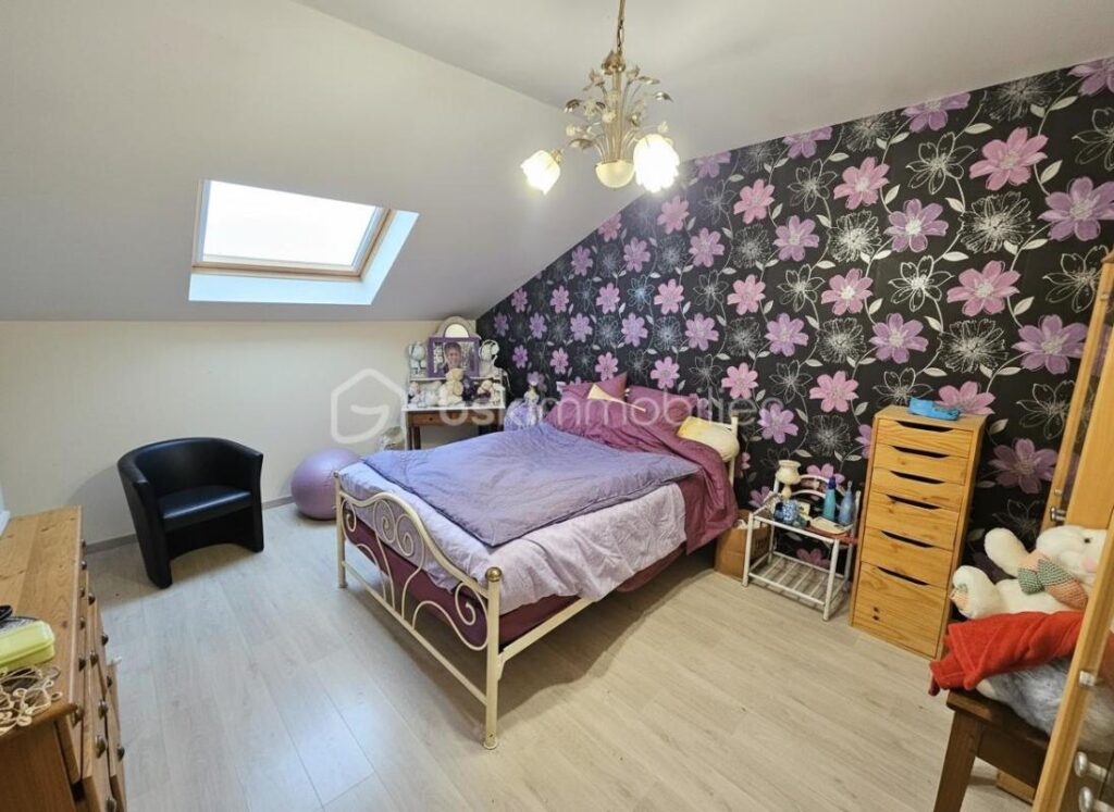 Ancien corps de ferme avec 4,7 hectares – Vue exceptionnelle – Proximité Roanne – 6 pièces – 5 chambres – 185 m²