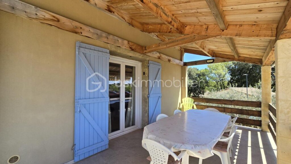 Grande maison divisée en deux appartements avec PISCINE ET VUE IMPRENABLE – 7 pièces – 5 chambres – 223 m²