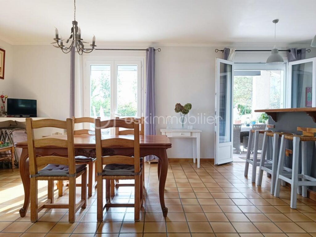 Magnifique Maison avec Vue sur Condom : Garage, Piscine et Jacuzzi – 6 pièces – 4 chambres – 190 m²