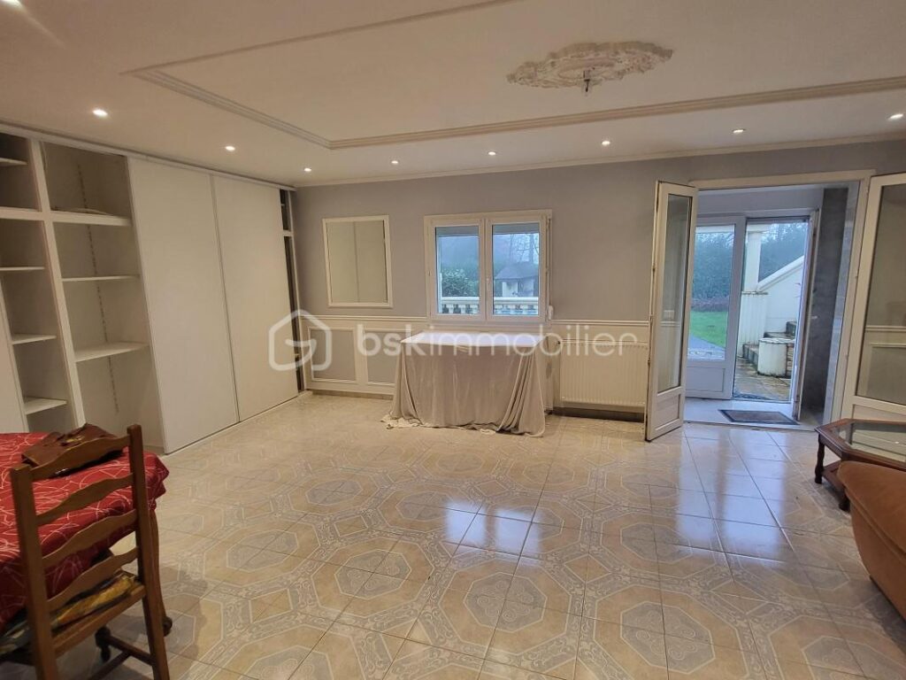 PROCHE VILLEDIEU-LES-POÊLES & A84 – MAISON DE STANDING AVEC PISCINE – 5 pièces – 4 chambres – 140 m²