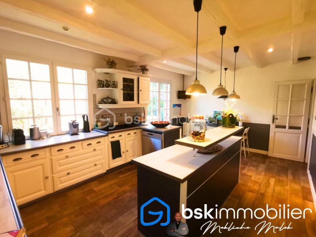 Maison d’Exception à Saint-Privat-des-Vieux – 7 pièces – 4 chambres – 175 m²