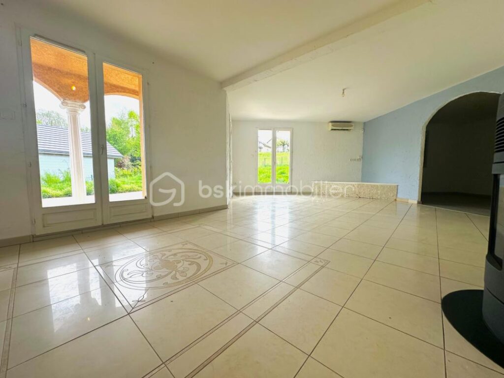 Maison individuelle à Domessin – 142,50 m² habitables – Terrain clos de 1 270 m² – 5 pièces – 3 chambres – 140 m²