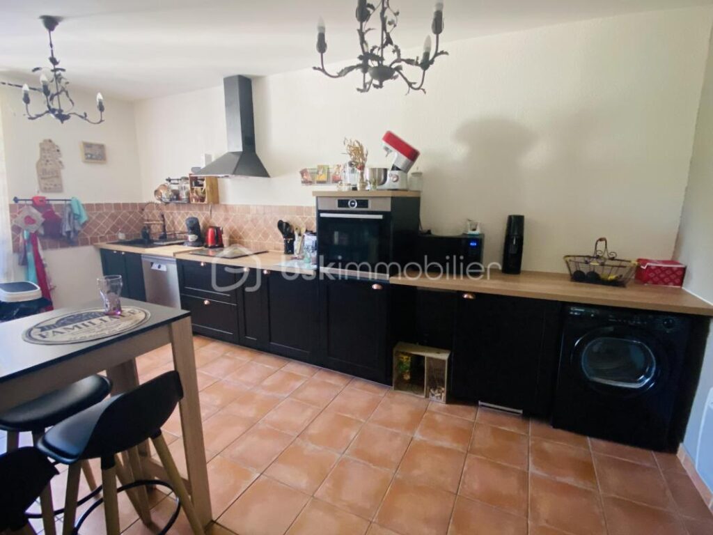 Bel appartement T4 à Signes avec terrasse et cave – 4 pièces – 3 chambres – 106 m²