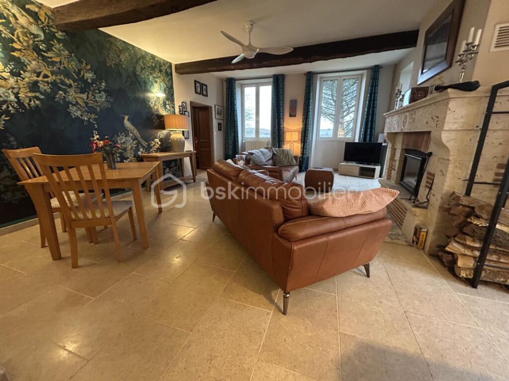 Belle maison en pierres, Dépendances –garage–3 ha 82 – 8 pièces – 6 chambres – 250 m²