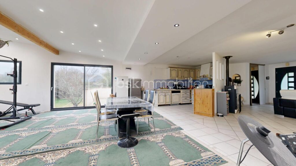 Maison de Type T6 de 157 m2 – 6 pièces – 4 chambres – 157 m²