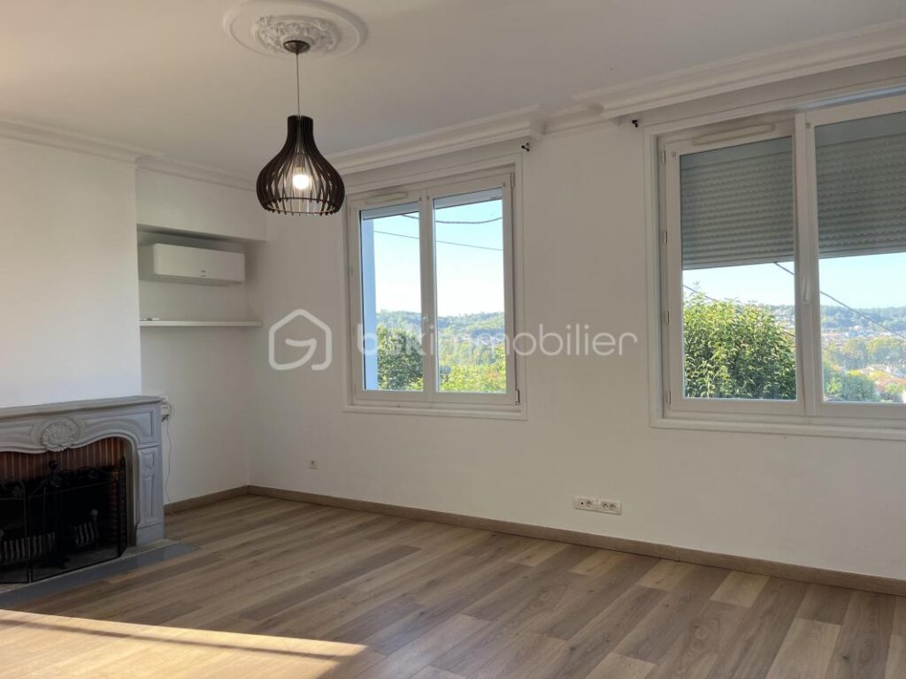 POSITION DOMINANTE À TRÉLISSAC – 8 pièces – 5 chambres – 193 m²