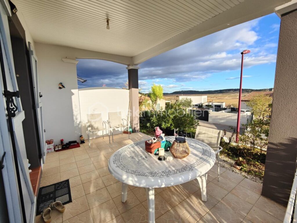 MONTREDON DES CORBIÈRES – Maison de PLAIN PIED de 90 m² sur 580m² de parcelle avec très belle vue – 4 faces – GRANDE PIÈCE A VIVRE MODERNE – 3 chambres – Climatisation réversible – double vitrage – Garage – Piscinable – 4 pièces – 3 chambres – 90 m²