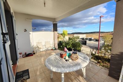 MONTREDON DES CORBIÈRES – Maison de PLAIN PIED de 90 m² sur 580m² de parcelle avec très belle vue – 4 faces – GRANDE PIÈCE A VIVRE MODERNE – 3 chambres – Climatisation réversible – double vitrage – Garage – Piscinable – 4 pièces – 3 chambres – 90 m²
