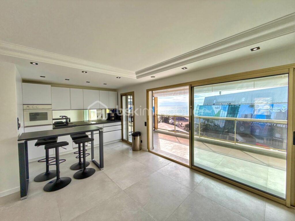 CANNES CROISETTE – APPARTEMENT 2 PIECES – 53M² – TERRASSE 12M² – VUE MER ET PALAIS DES FESTIVALS – PARKING – 2 pièces – 1 chambre – 49 m²