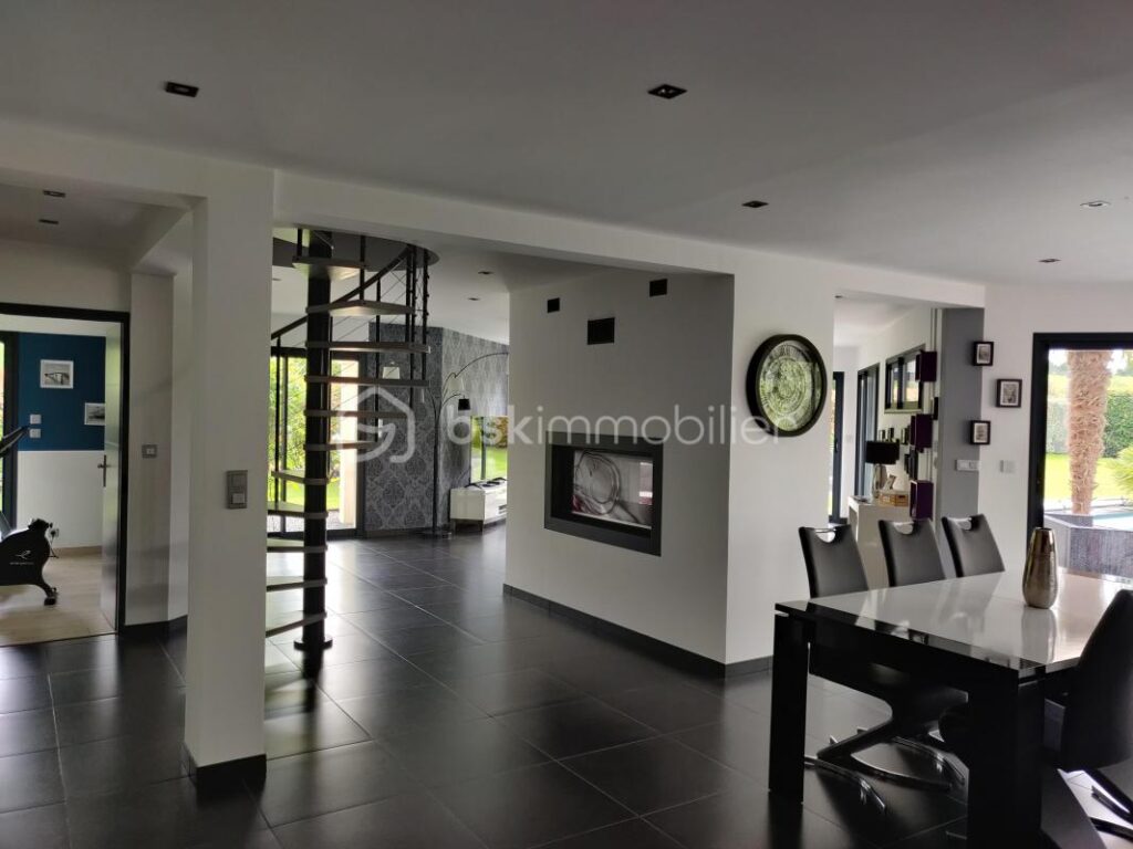 Maison avec piscine – 6 pièces – 3 chambres – 197 m²