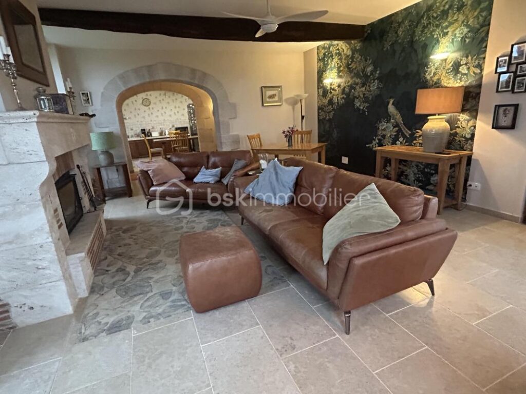 Belle maison en pierres, Dépendances –garage–3 ha 82 – 8 pièces – 6 chambres – 250 m²