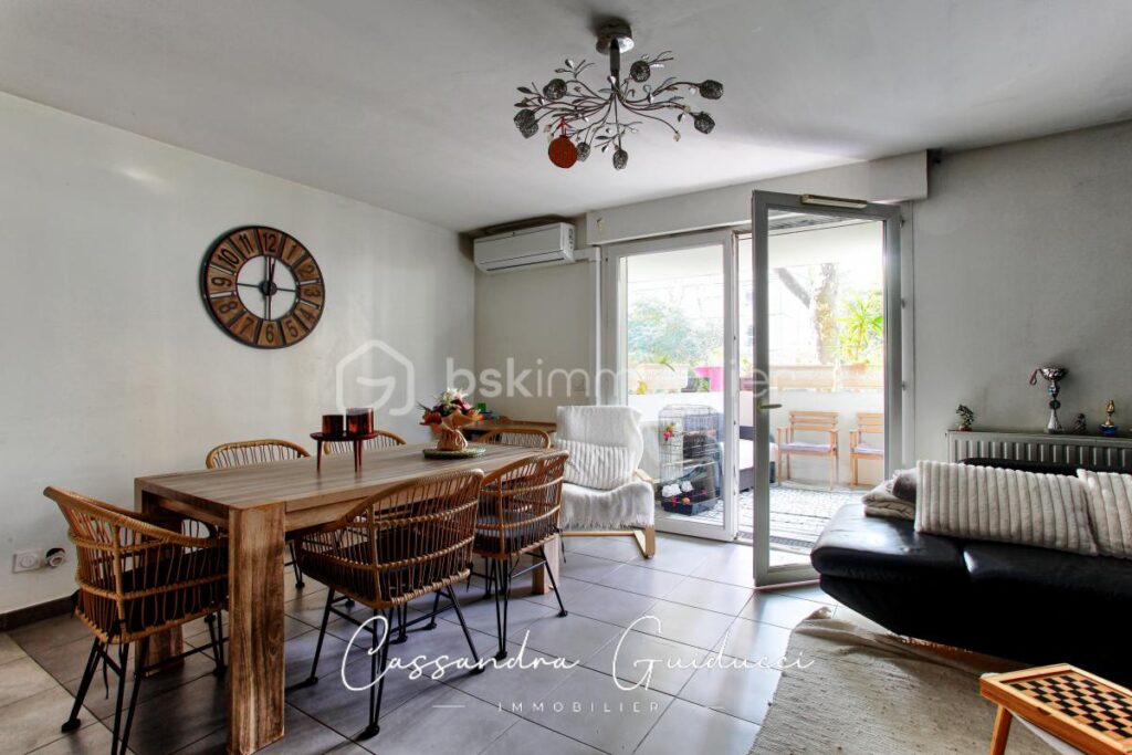 APPARTEMENT 3 PIECES AVEC GRANDE TERRASSE – RESIDENCE LA PINEDE – 3 pièces – 2 chambres – 66 m²