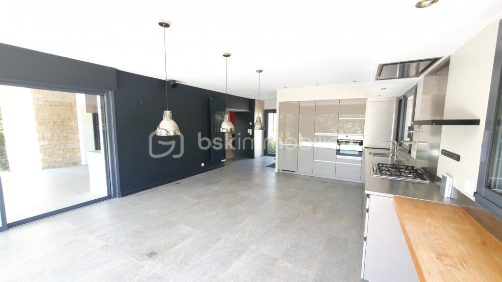 Maison 10 pièces de 210 m² – 10 pièces – 5 chambres – 210 m²