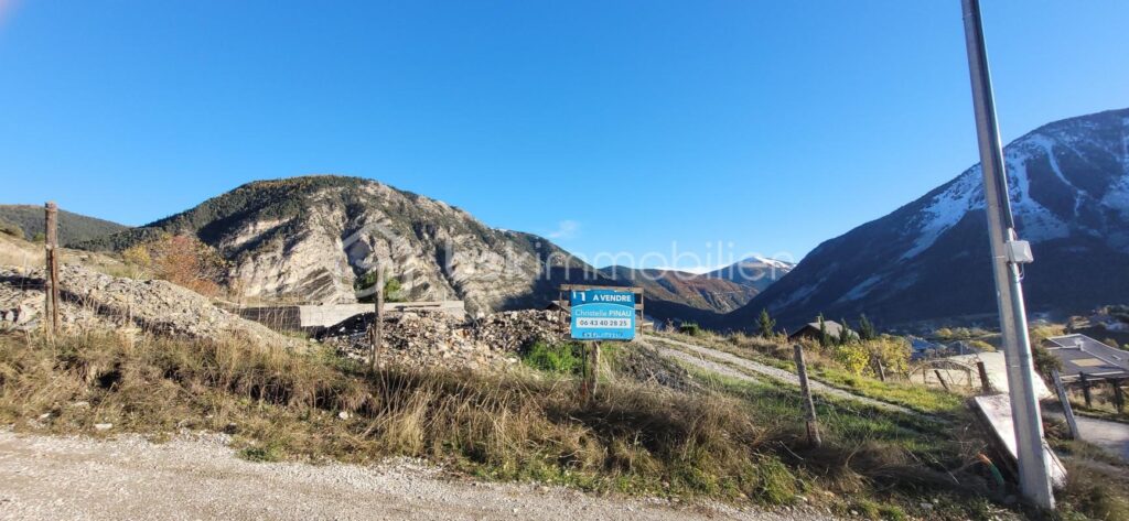 TERRAIN EMPLACEMENT EXCEPTIONNEL + SOUBASSEMENT DEJA CREE – NR pièces – NR chambres – 1681 m²