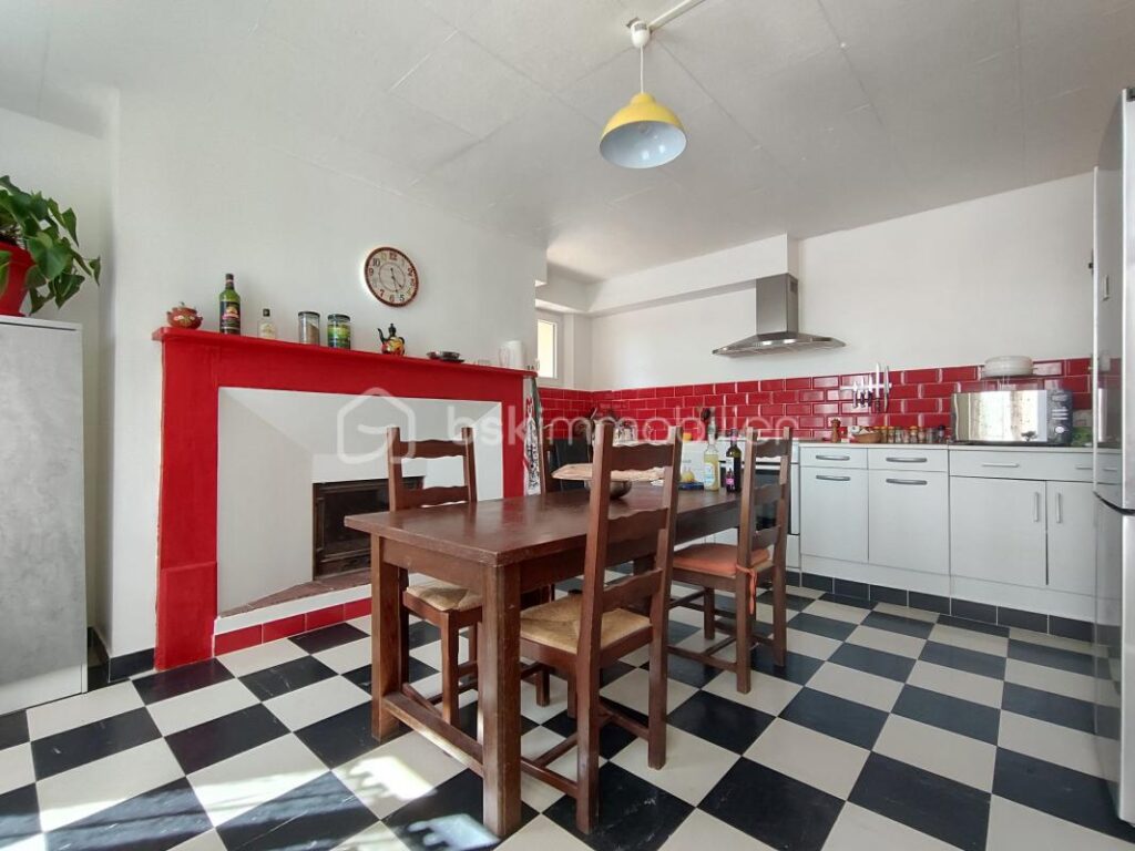 MAISON AVEC PISCINE ET GRAND TERRAIN – 7 pièces – 3 chambres – 200 m²