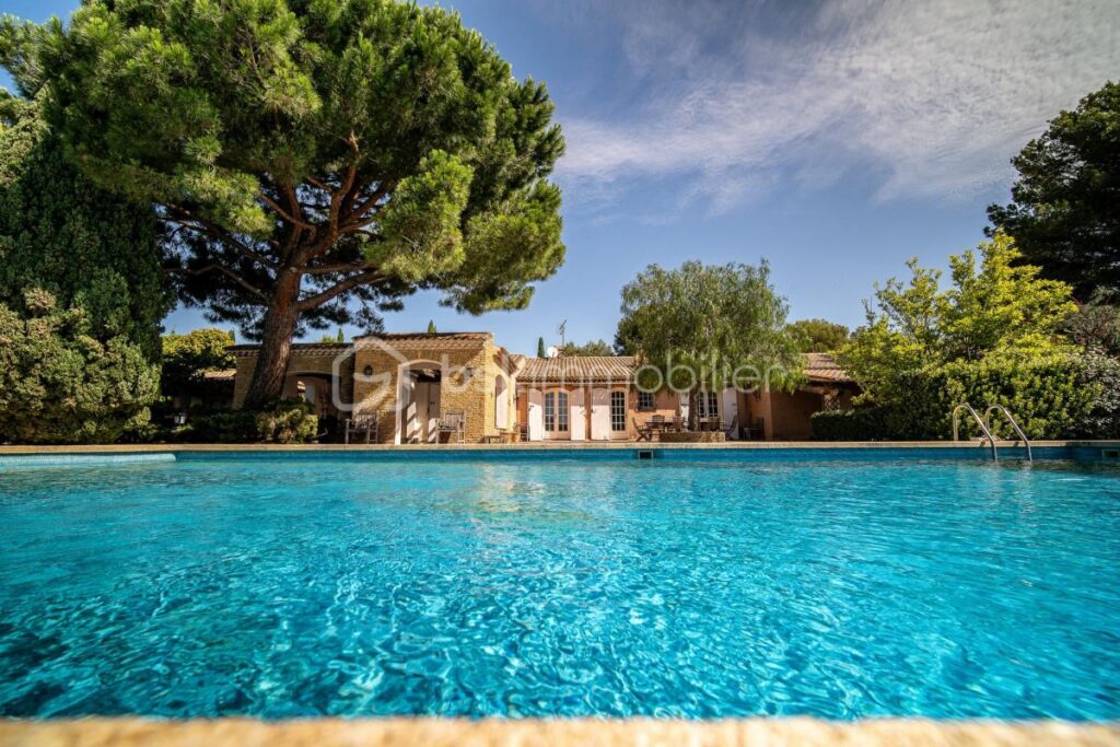 Magnifique propriété avec maison principale, dépendance et maison de gardien – Potentiel d’agrandissement – 11 pièces – 7 chambres – 350 m²