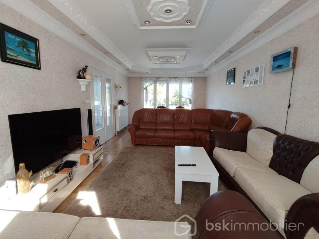 Maison avec terrains divisibles – 6 pièces – 4 chambres – 134 m²