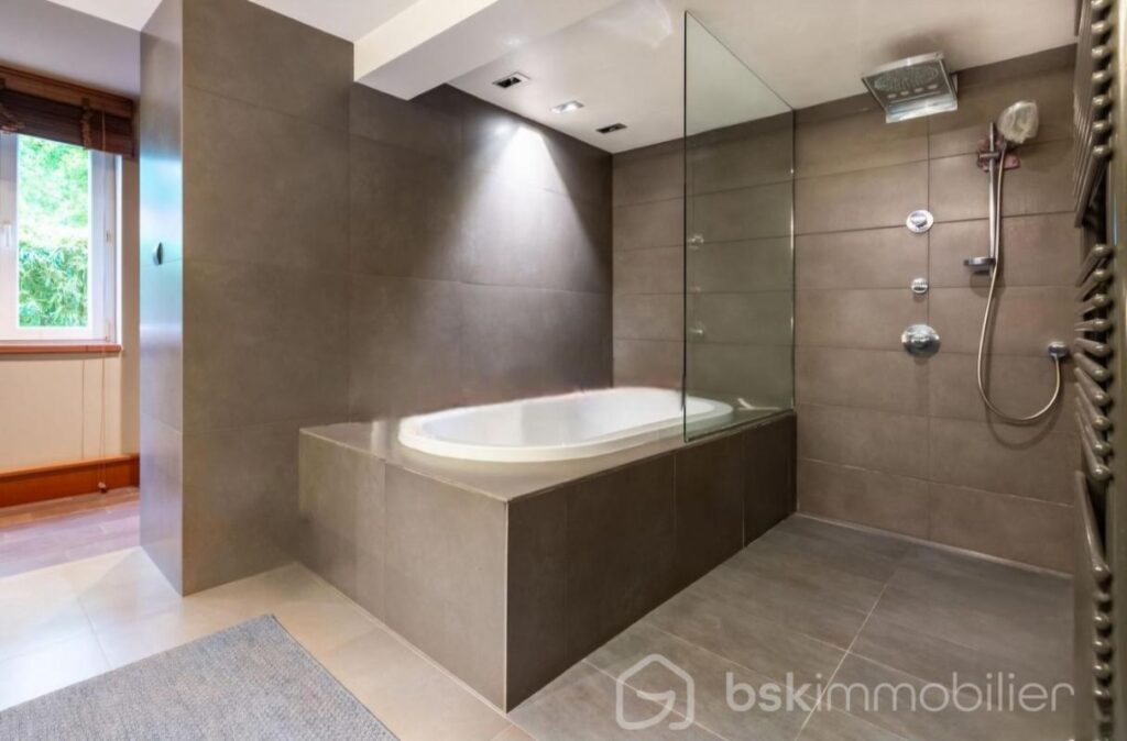 Semi plain-pied 180 m² – 6 pièces – 3 chambres – 180 m²