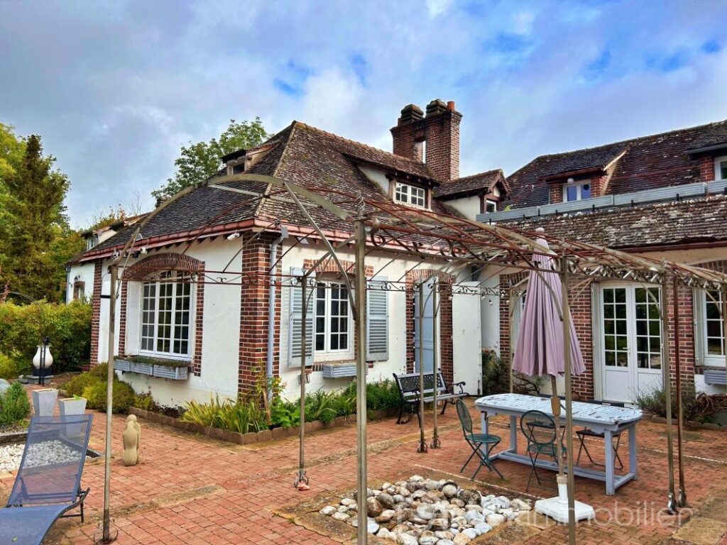 Magnifique propriété de charme du milieu XIXème, offrant 3 maisons pour une surface habitable de 487m2 au total – NR pièces – 12 chambres – 487 m²