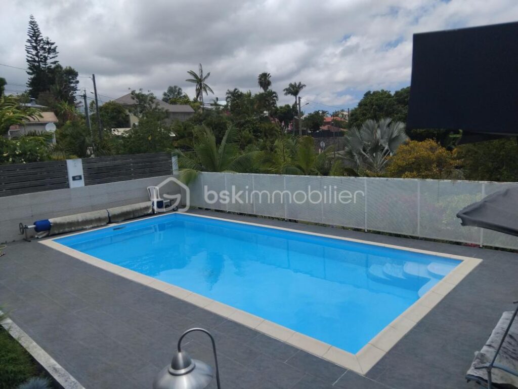 Villa avec piscine jacuzzi et jardin à l’île de la Réunion – 7 pièces – 4 chambres – 171 m²