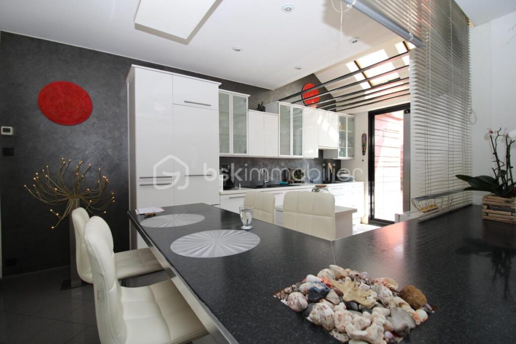 Maison 205 m2 5 ch – 7 pièces – 5 chambres – 205 m²