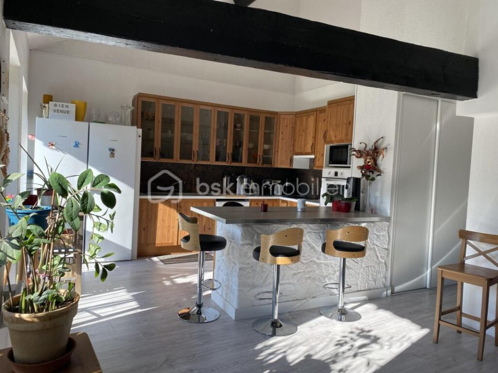 🏡 À vendre – Bel appartement 3 chambres de 100 m² à Belgentier – 4 pièces – 3 chambres – 101 m²