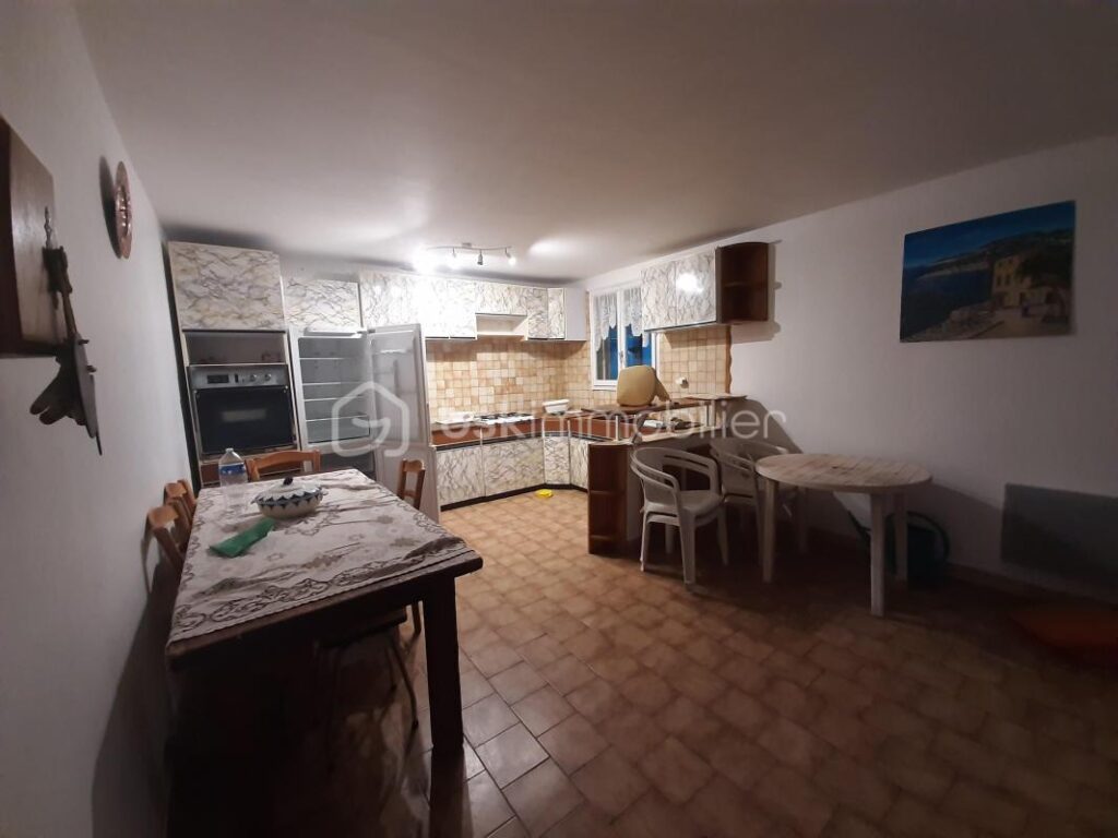 🌿 Maison de plain-pied en Provence – Vue Luberon, 6 000 m² de terrain, piscine 🏡☀️ – 4 pièces – 3 chambres – 89 m²