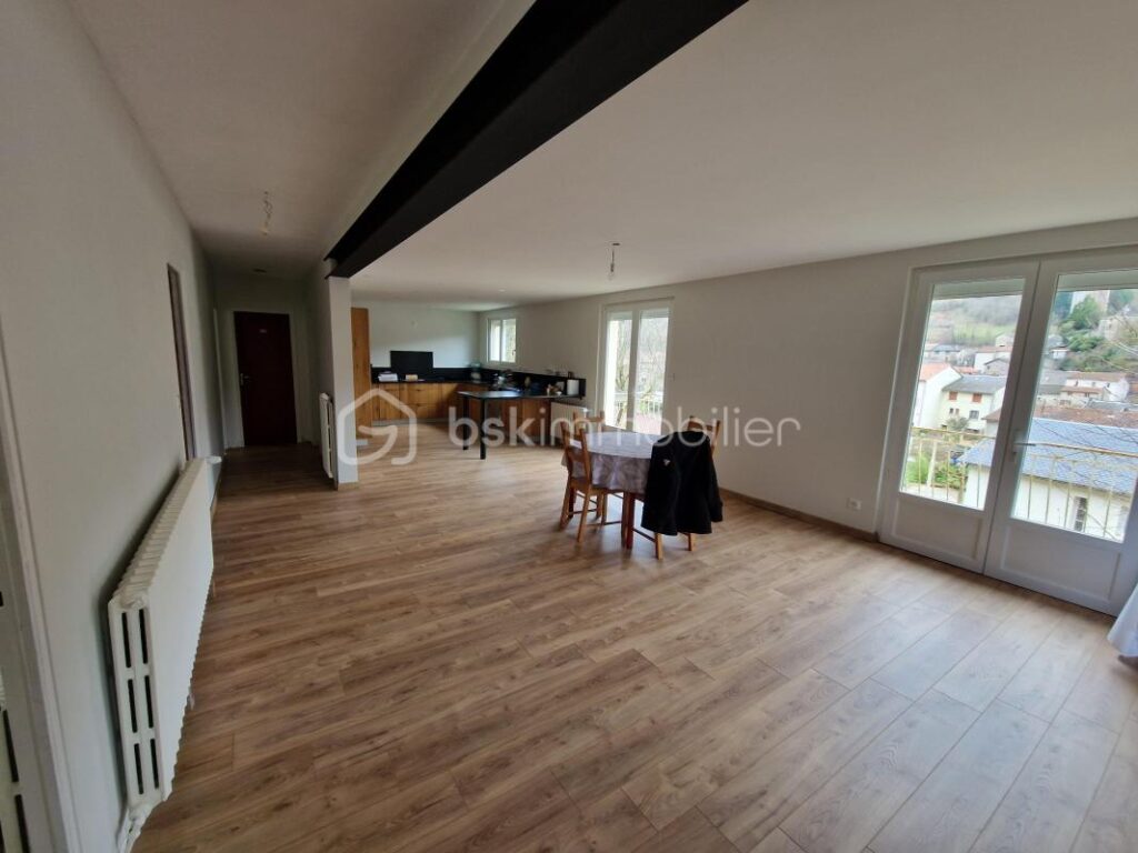 Superbe maison de 167m² sur 2 niveaux à finir de rénover!! Un terrain de 2825m² et une source.. Une grange attenante – 6 pièces – 4 chambres – 167 m²