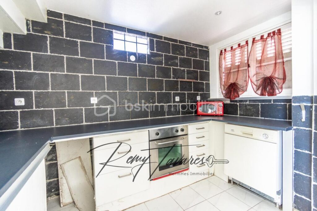 Maison de 185 m2 avec un terrain de 1300 m2 – 6 pièces – 3 chambres – 185 m²