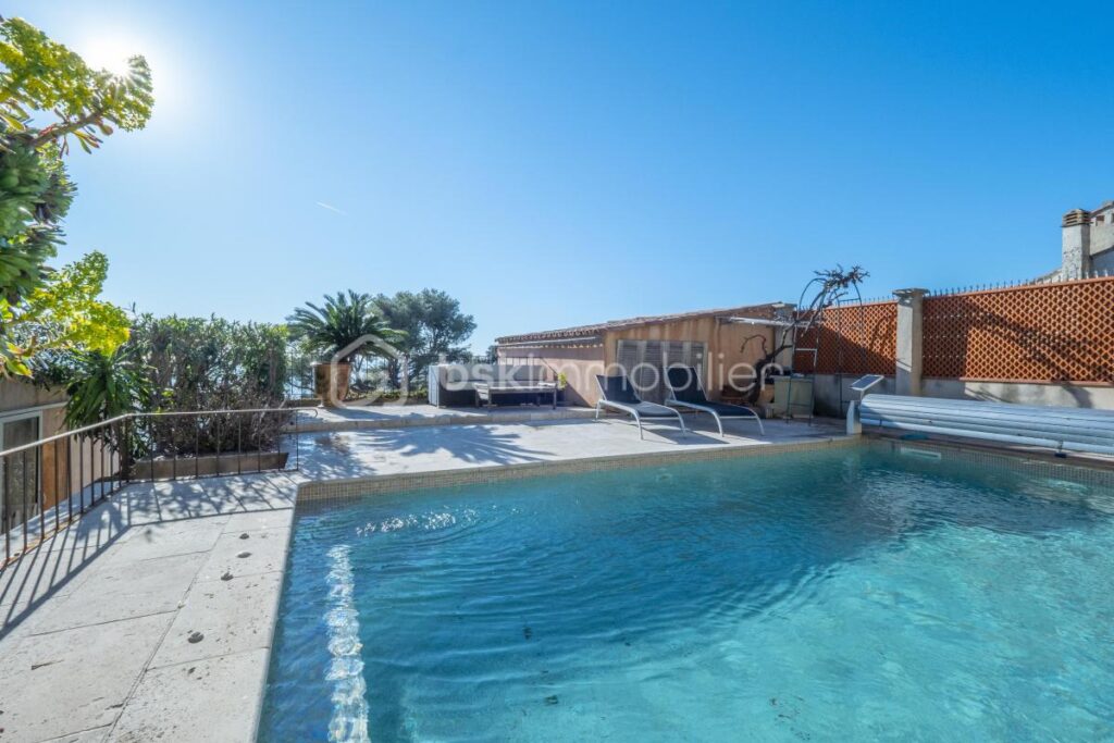 À Vendre – Villa d’Exception au Faron avec Vue Panoramique sur la Rade de Toulon – 6 pièces – 5 chambres – 200 m²