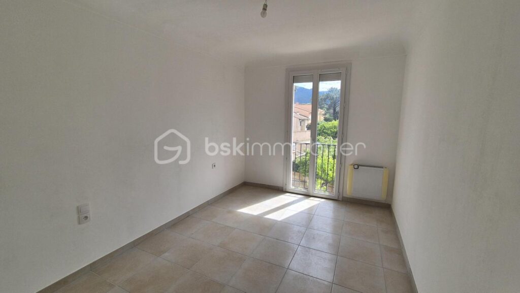 A VENDRE APPARTEMENT 4 PIECES DE 83M² REFAIT A NEUF A ARGELES SUR MER -COTE VILLAGE – PROCHE DE TOUS LES COMMERCES ET DES ECOLES – TROIS CHAMBRES – VUE SUR LES ALBERES – 5 pièces – 3 chambres – 83 m²