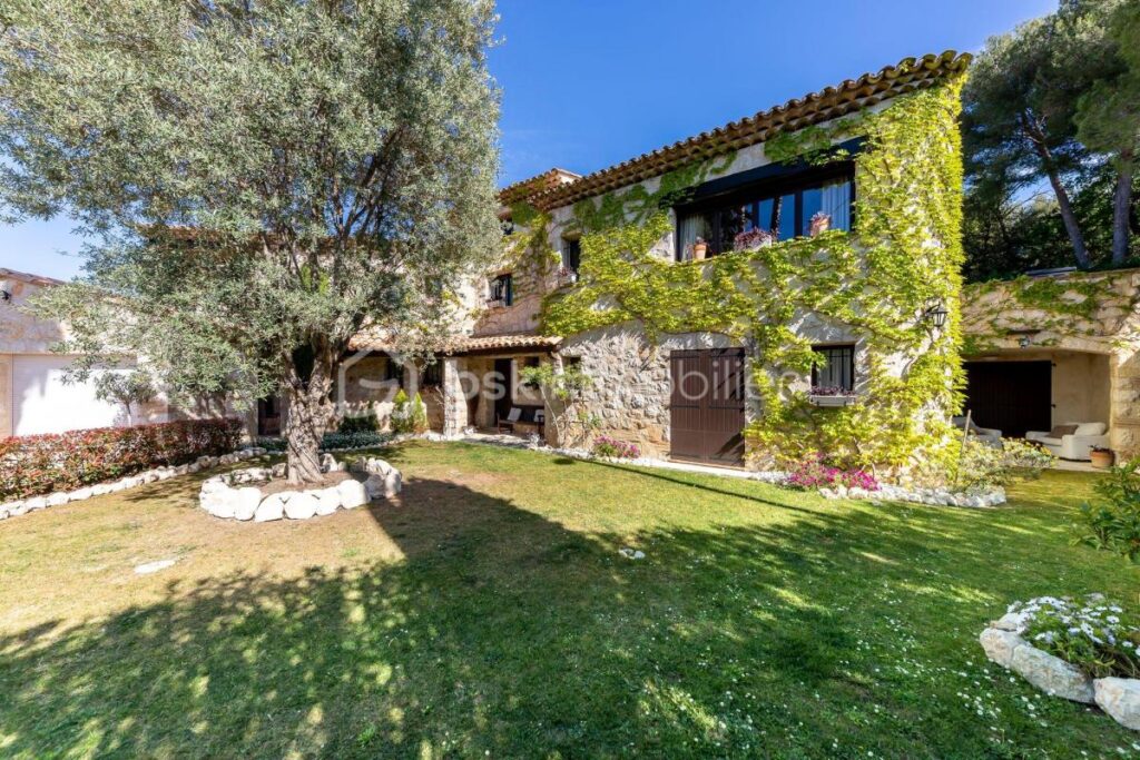 Saint Paul de Vence belle propriété au calme 6 chambres – 10 pièces – 6 chambres – 490 m²