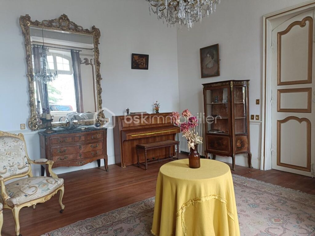 Vivez l’élégance intemporelle dans une maison historique d’Auvillar – 8 pièces – 4 chambres – 488 m²