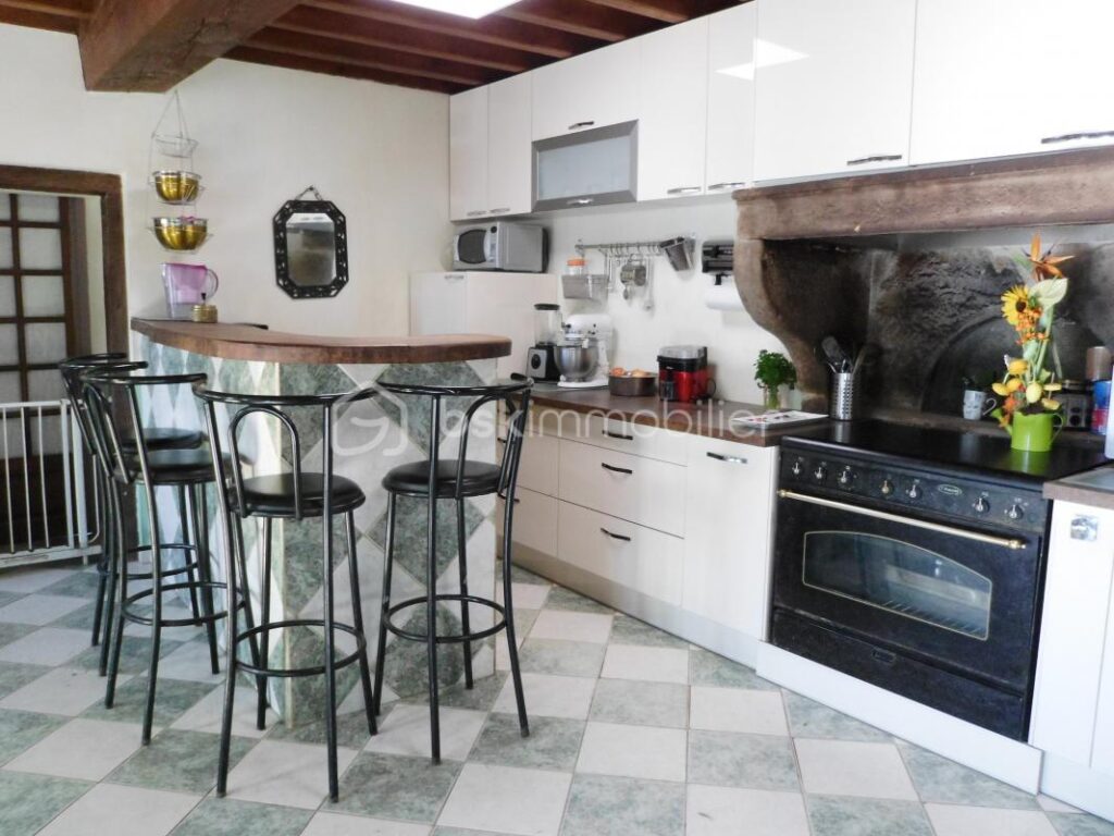 Authentique Corps de Ferme du 18ème Siècle et Terrain de 2,3 Hectares – 13 pièces – 6 chambres – 600 m²