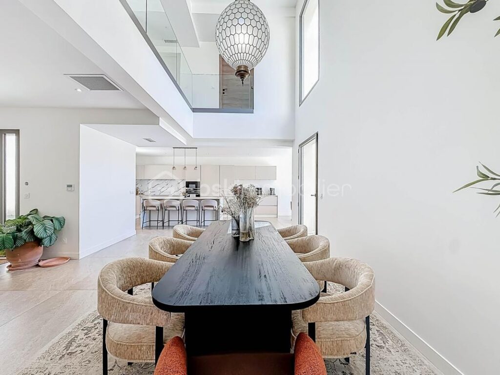 *** VILLA CONTEMPORAINE DE 240 M² SUR 1000 M² AVEC BUREAUX DE 106 M² ET HANGAR DE 200 M² – MONTARNAUD *** – 8 pièces – 4 chambres – 346 m²