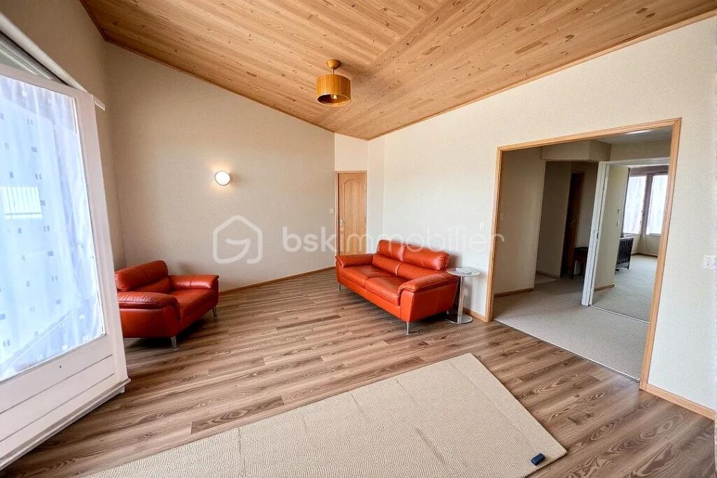 Appartement spacieux au cinquième et dernier étage avec garage privé – 5 pièces – 2 chambres – 88 m²
