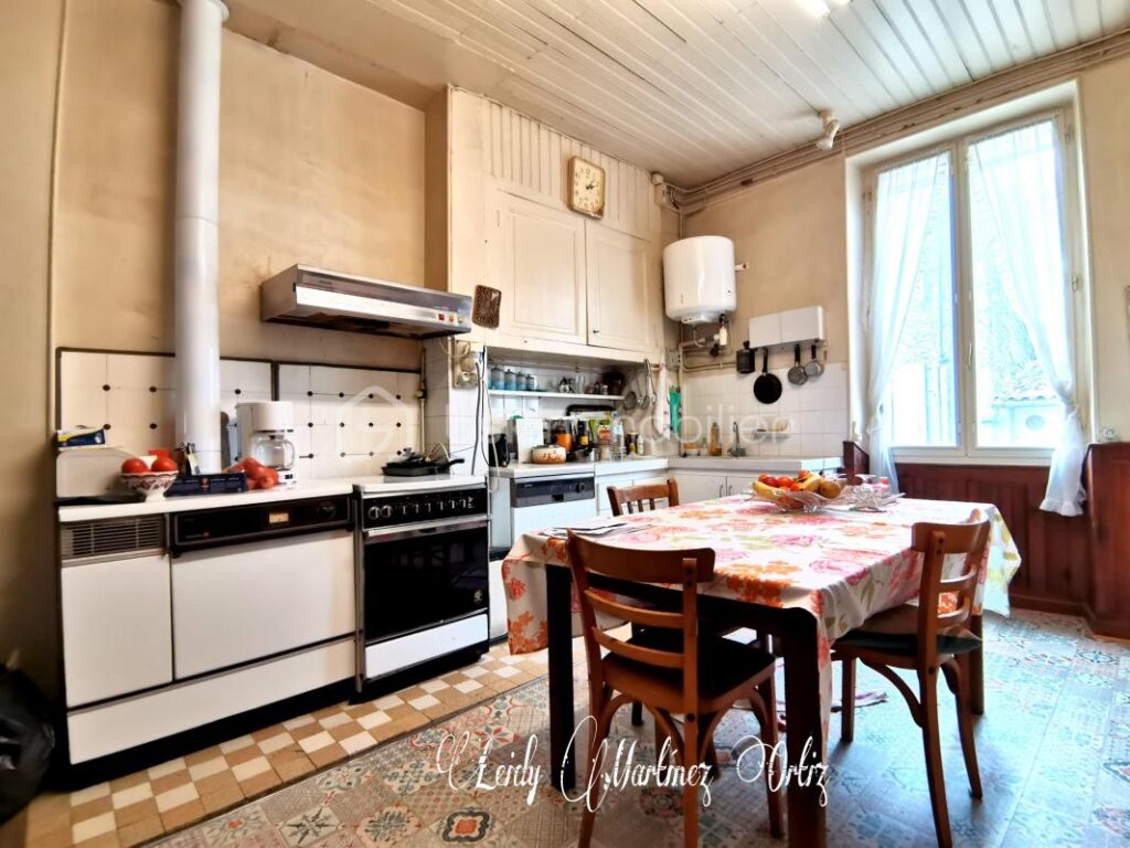 Ancien moulin, 500m² , 5 chambres, terrasse couverte, combles aménageables, parking – 9 pièces – 4 chambres – 600 m²