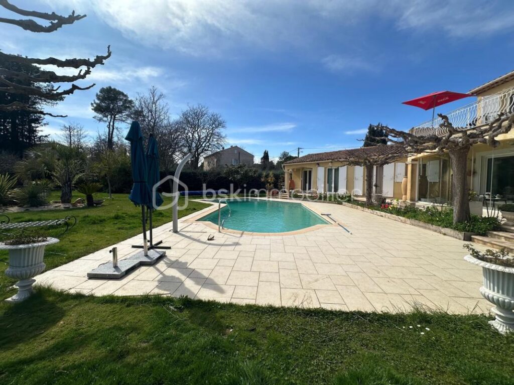 🔔 Retour à la vente – Cause divorce des promettants Propriété d’exception de 222 m² exposée plein Sud, de plain-pied, avec piscine – Dépendance de 50 m² – Jardin ( Parc arboré ) de 4 230 m² – Extension possi – 7 pièces – 5 chambres – 222 m²