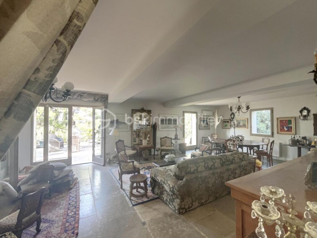 Ménerbes – Exceptionnelle Propriété avec Vues à 360° – Maison Principale, Pigeonnier & Jardin Piscine – 8 pièces – 3 chambres – 176 m²